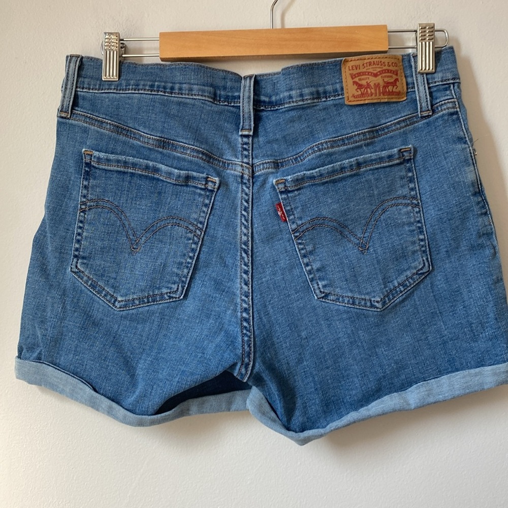 Levi’s women’s denim jean shorts Mid Length Short. Size 30, pockets and stretch - Picture 5 of 8